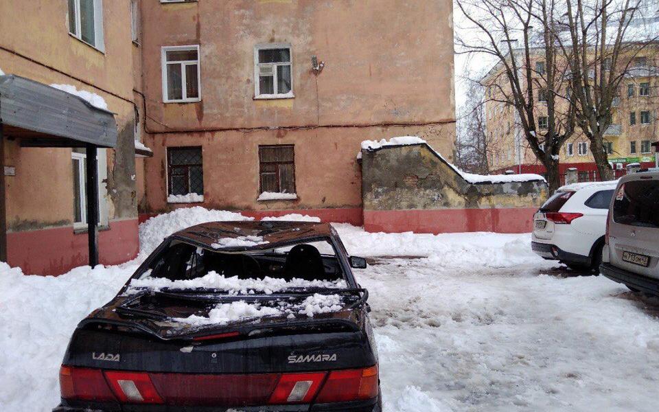 Владелец не будет восстанавливать авто, на которое упал снег в Чепецке