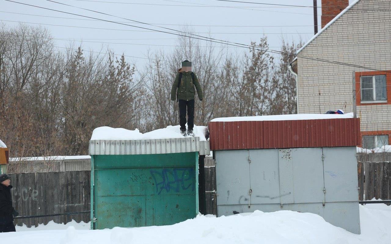 В Боево дети на двухметровой высоте прыгают по ларькам под электрическими проводами