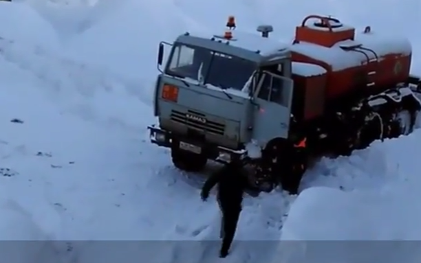 Видео: в Чепецком районе пьяный водитель бензовоза чуть не сбил пешехода