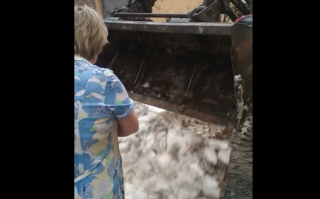 В Чепецке  женщина хотела своим телом перекрыть дорогу трактору