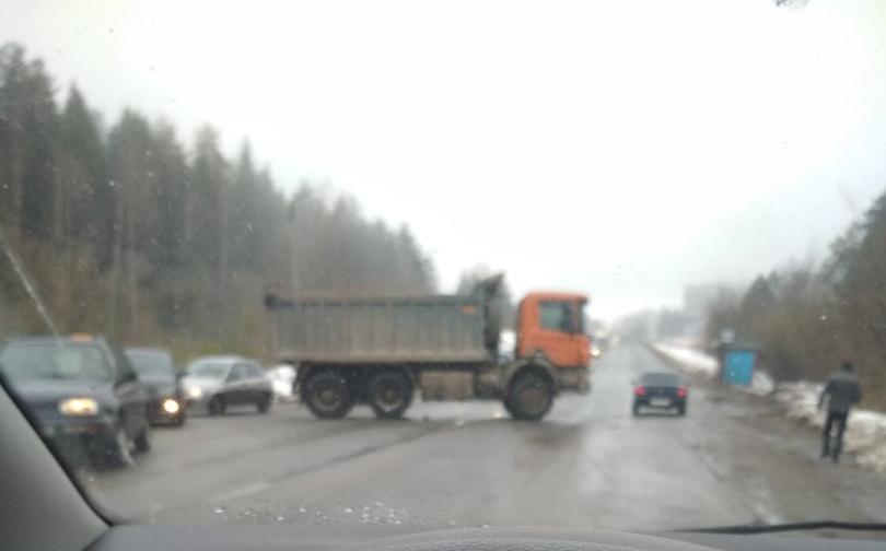 Грузовик перекрыл дорогу после аварии в Кирово-Чепецке