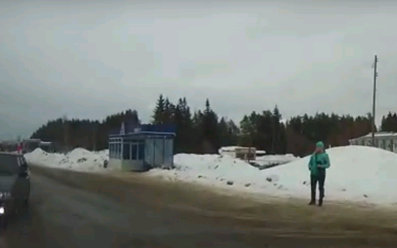 Видео: в Чепецке водитель чудом избежал серьезной аварии