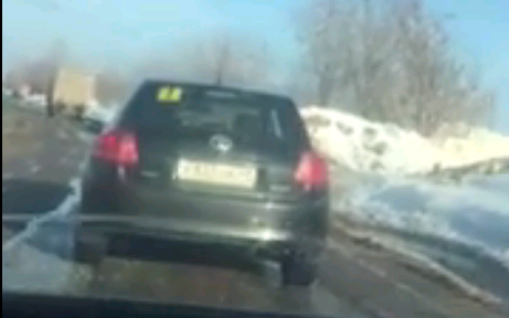 Видео: на улице Некрасова начинающий водитель оставил машину на дороге и ушел