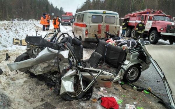 В Мурашинском районе при столкновении "КАМАЗа" и "четырнадцатой" погиб человек