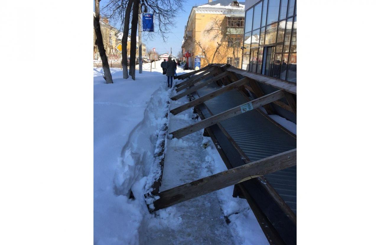 В Чепецке деревянное ограждение у магазина упало на двух женщин