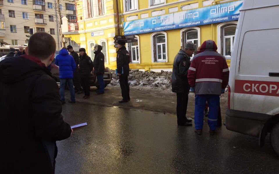 В Кирове женщина погибла от схода снега с крыши