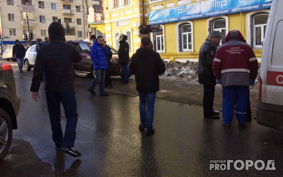 Появилось видео с места гибели женщины от снега в Кирове