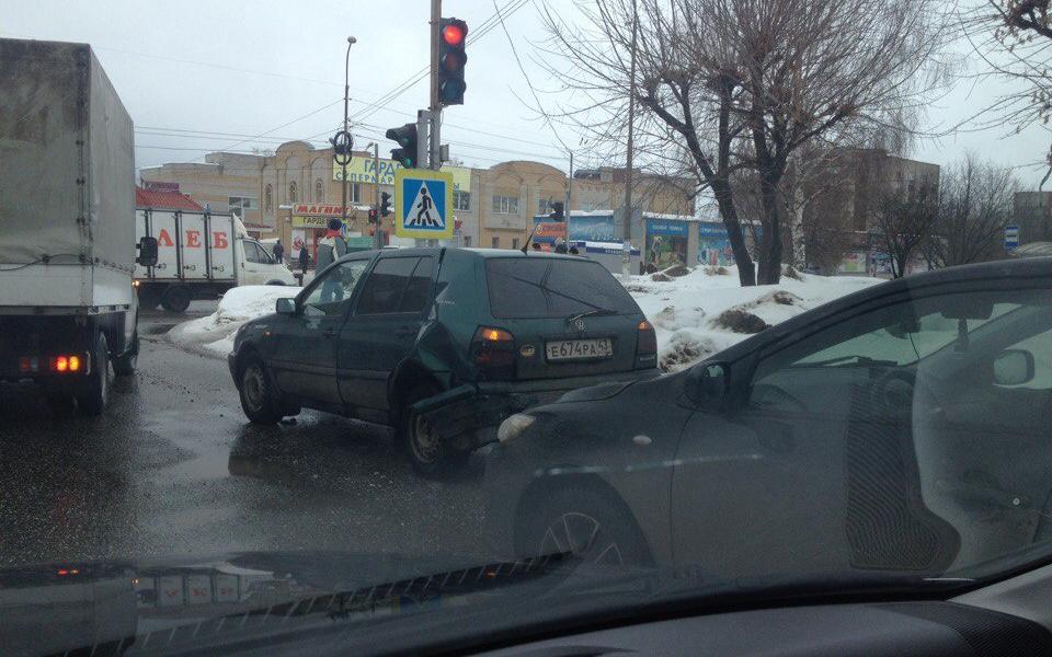 В Чепецке пьяный водитель на Toyota въехал в стоящий Volkswagen