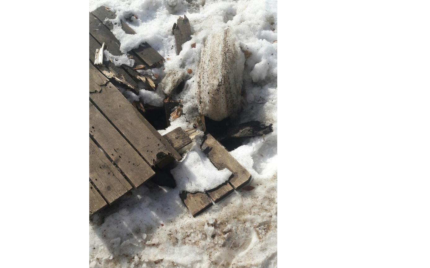 На Мира сгнила деревянная крышка канализационного люка