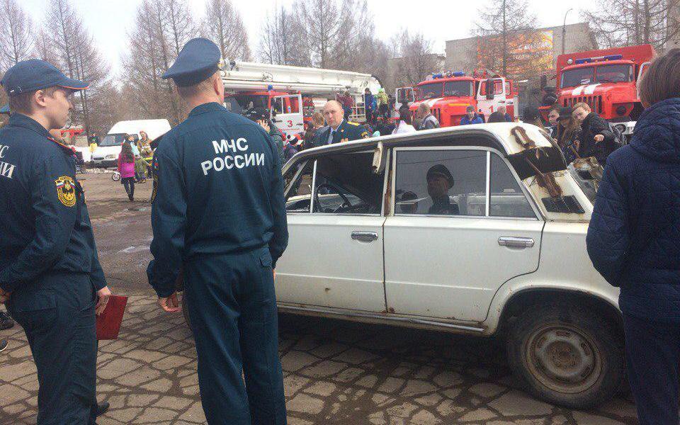 Фото: в Чепецке у администрации выстроилась пожарная техника