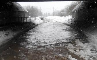 Возле Радужного затопило дорогу