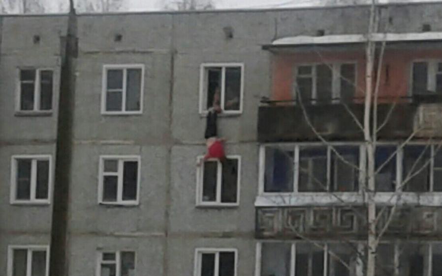 В Кирове девушку держали за ноги из окна пятого этажа