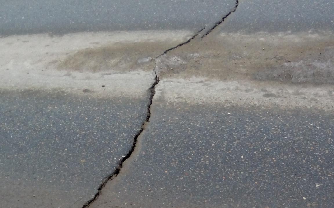 Через 10 месяцев после ремонта на улице Сосновой потрескался новый асфальт