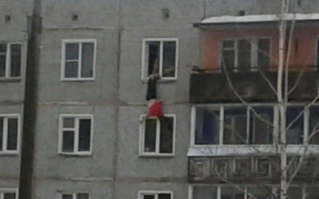 Хозяин квартиры, где из окна за ногу держали девушку, рассказал о случившемся