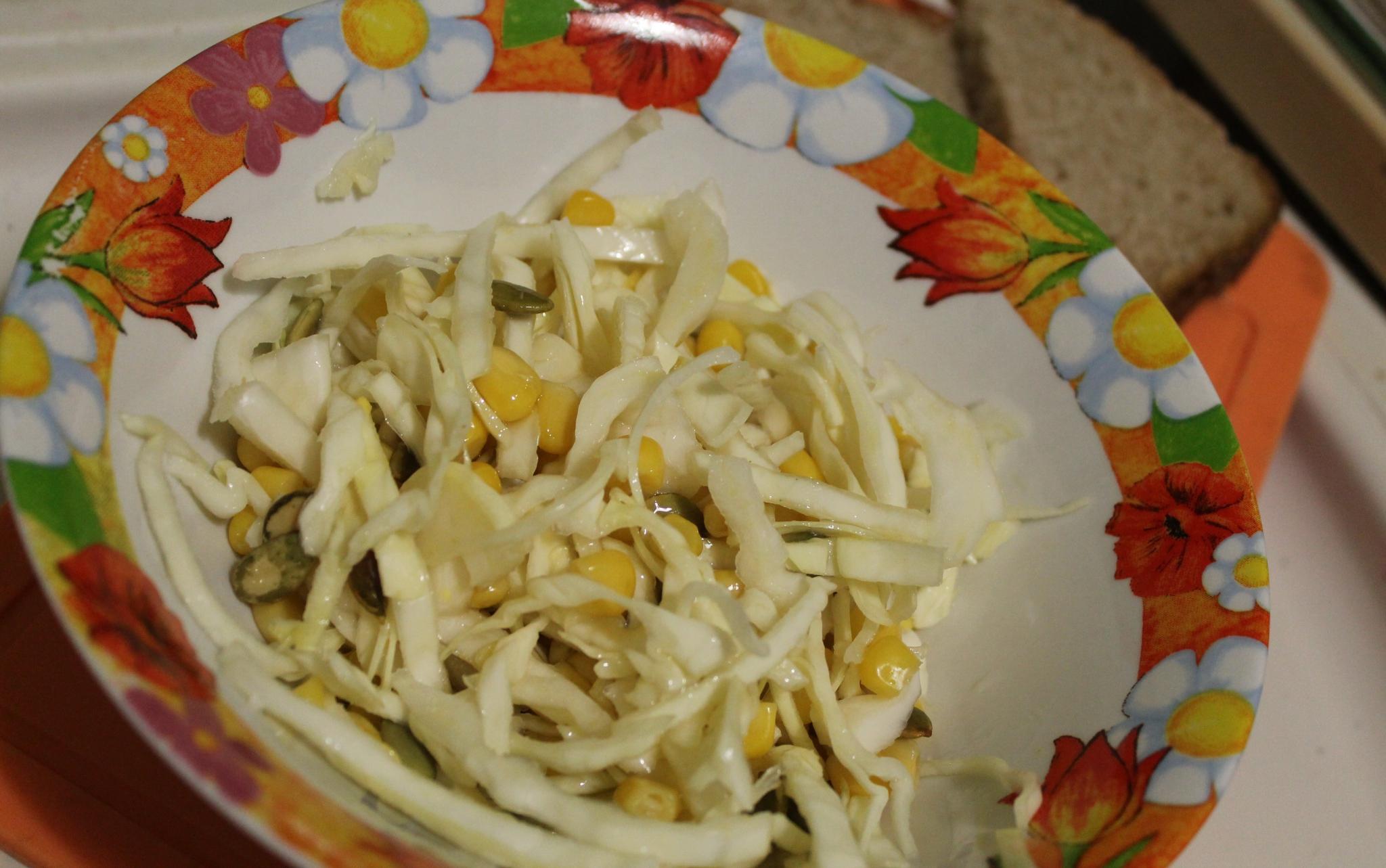 Готовим в пост: салат с капустой и кукурузой