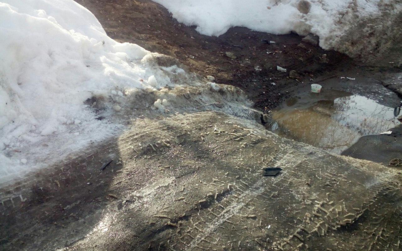 В Чепецке из-за глубокой ямы у проспекта Мира водители ломают бамперы машин