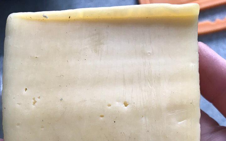 Чепчанке попался сыр с неприятным "сюрпризом"