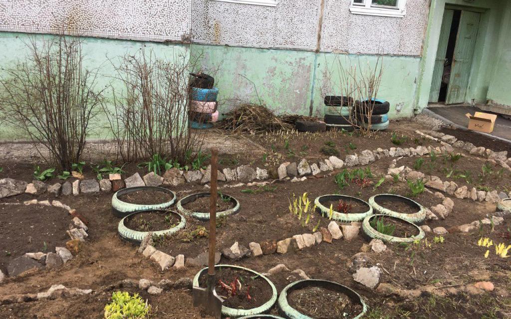 Одна из близняшек, выпавших из окна в Кирове, умерла: следком возбудил дело