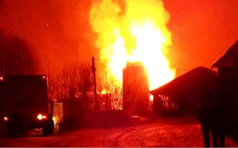 В Кировской области прохожие спасли в пожаре двух женщин