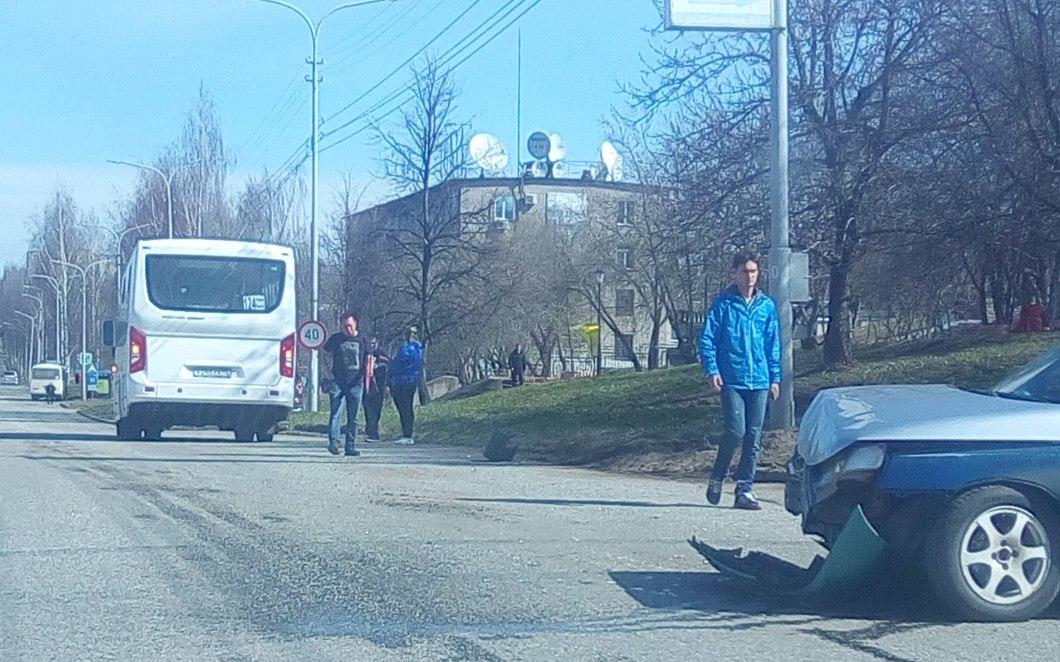 В Чепецке столкнулись ПАЗик и ВАЗ: есть пострадавшие