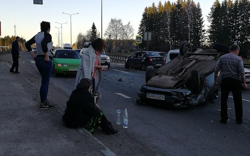 На Советском тракте столкнулись две легковушки: одна из машин перевернулась
