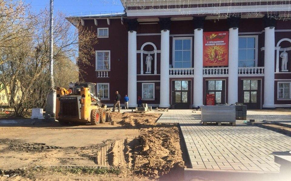В Чепецке у ДК «Дружба» рабочие укладывают брусчатку