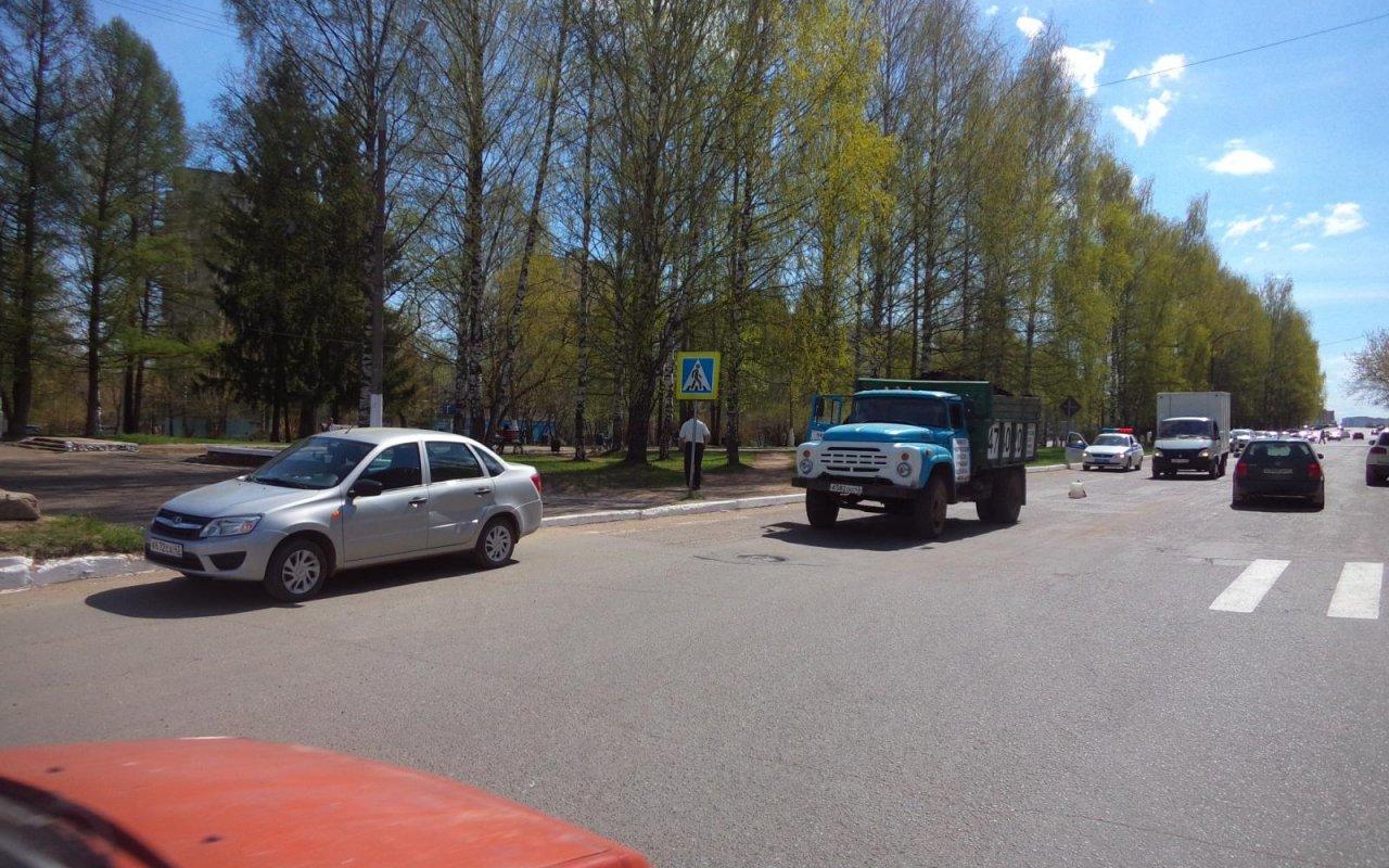 В Чепецке столкнулись «ЗИЛ» и «Гранта»: оба водителя не признают вину