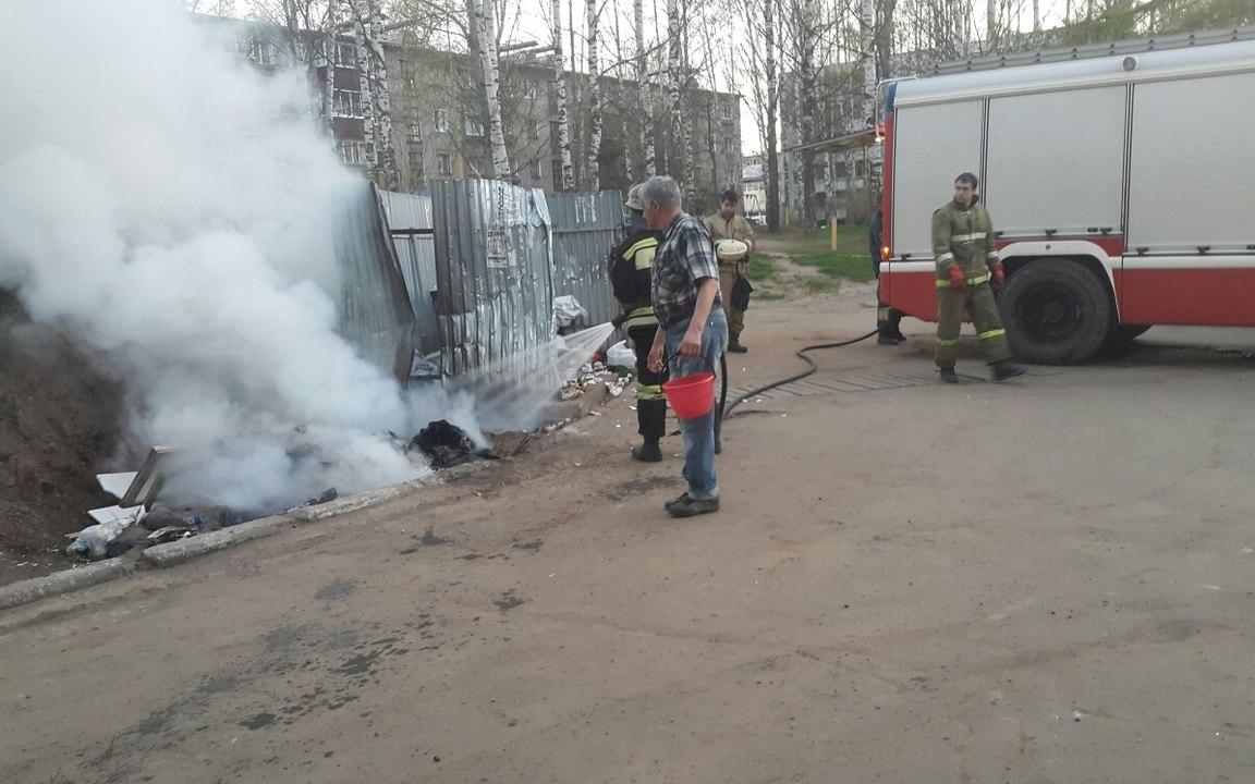 Из-за ночного пожара на Луначарского жильцов будили и просили убрать авто