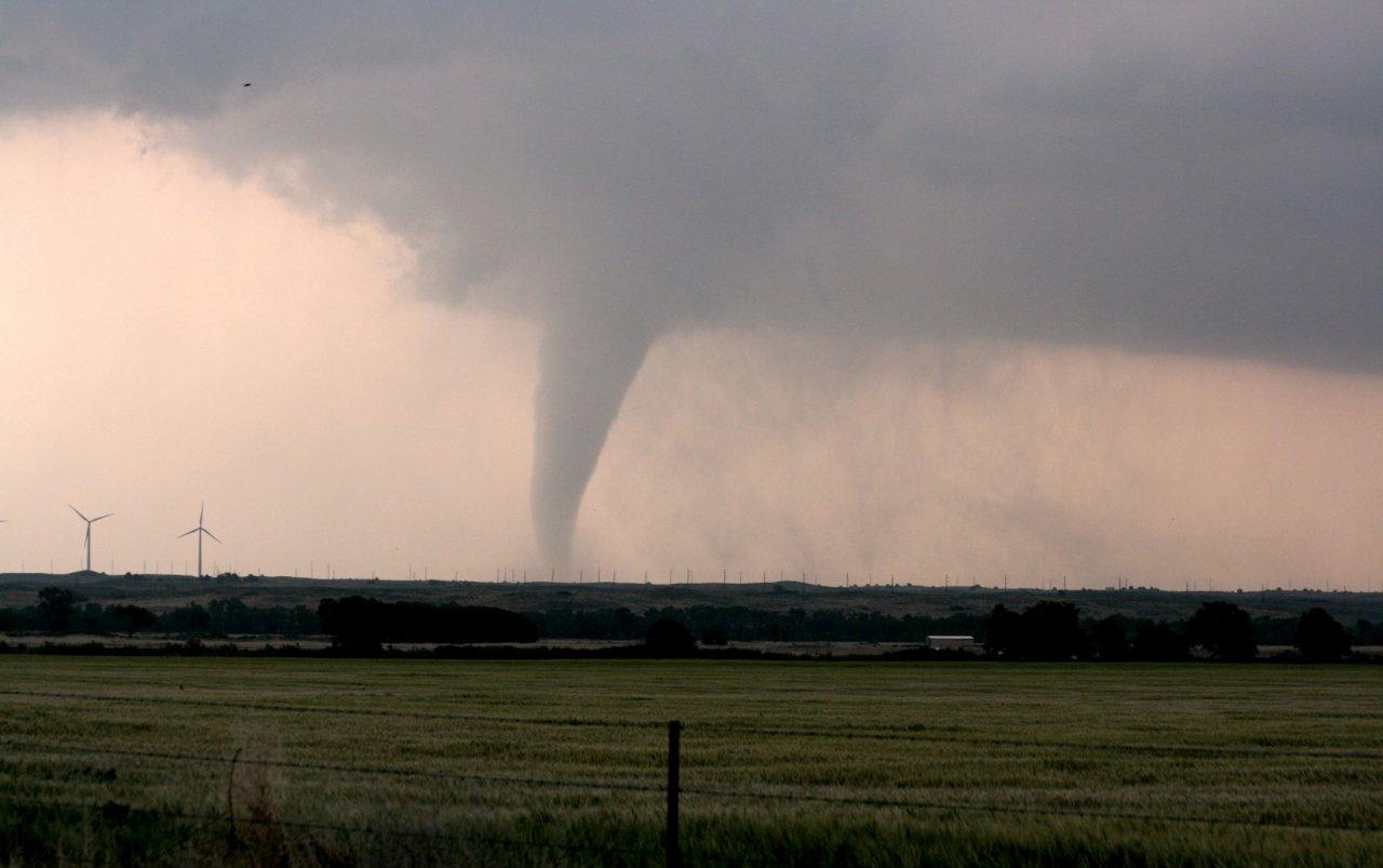В Кировской области ожидается формирование торнадо