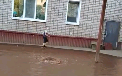 Из-за коммунальной аварии кипятком залило двор на Ленина в Чепецке