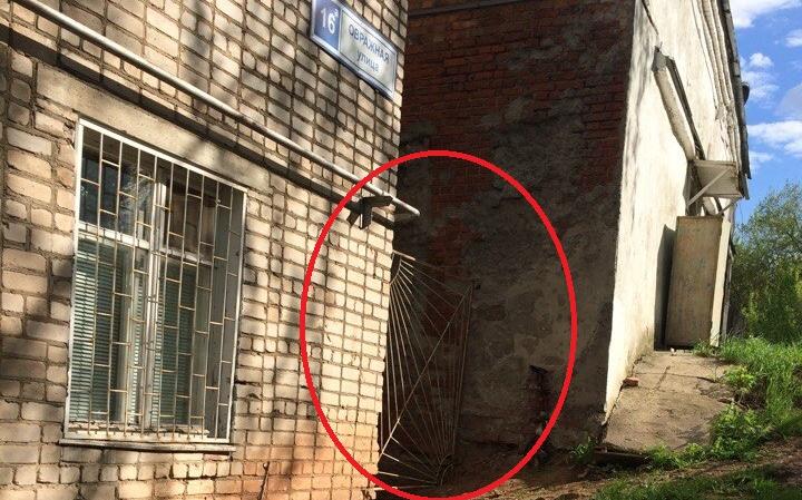 Проход у аварийного строения в Чепецке закрыли: горожане опять недовольны