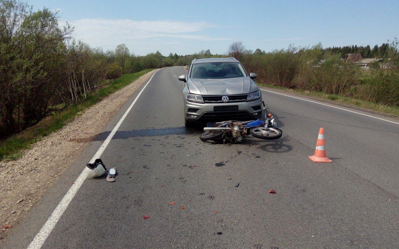 В Чепецком районе водитель мопеда на трассе врезался в иномарку