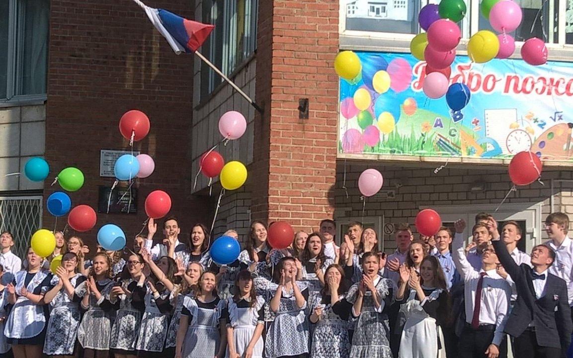 Слезы, танцы, запуск воздушных шаров - как прошел Последний звонок в Чепецке