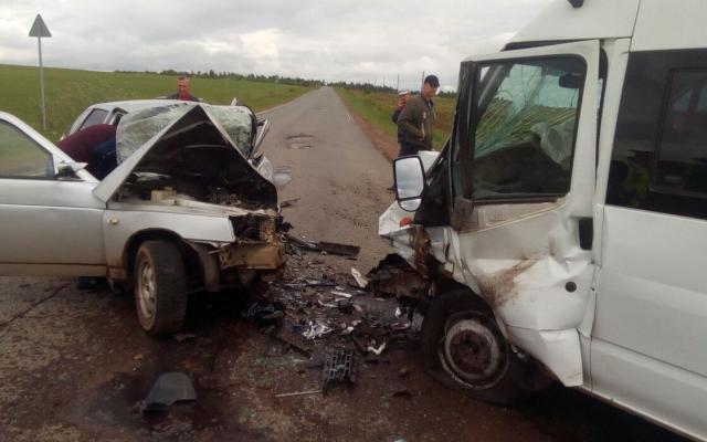 В Кировской области ВАЗ врезался в автобус: погиб молодой мужчина