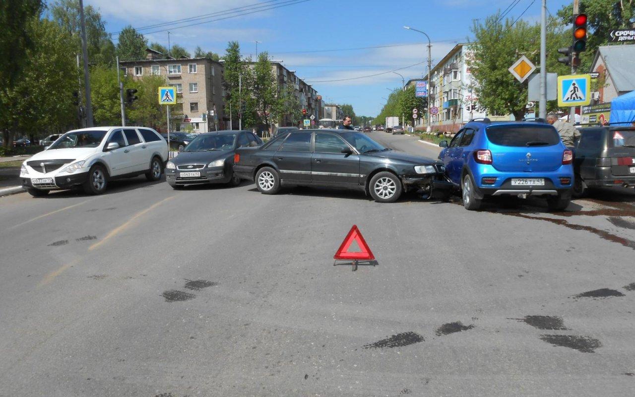 Спасатели ликвидировали последствия аварии на проспекте Мира в Чепецке