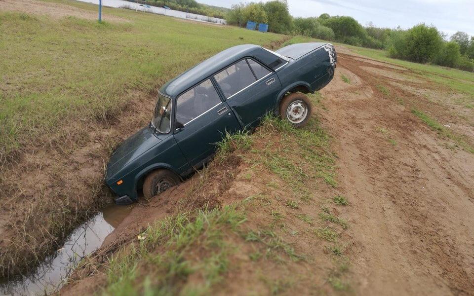 У городского пляжа в Чепецке машина нырнула в кювет