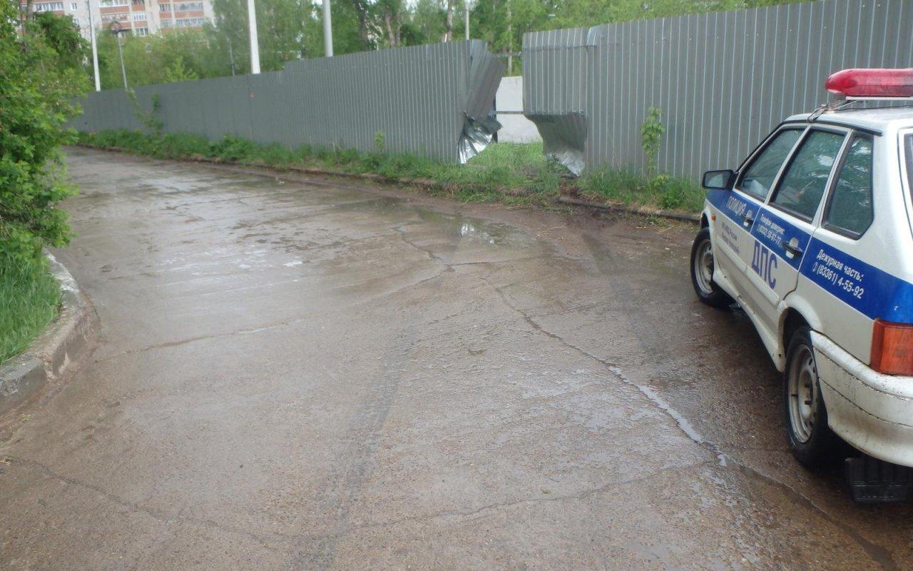 В Чепецке на улице Фестивальной водитель въехал в забор и скрылся