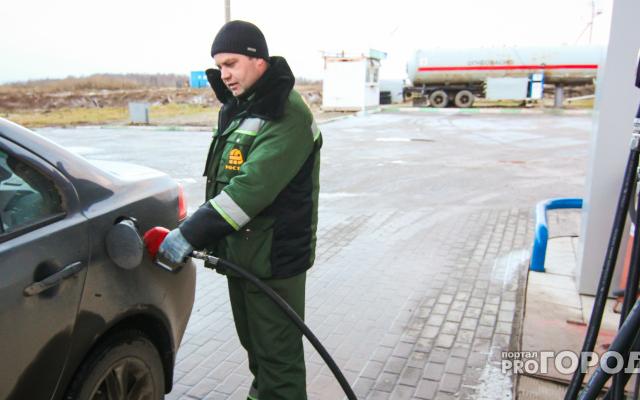 Правительство РФ договорилось зафиксировать цены на бензин