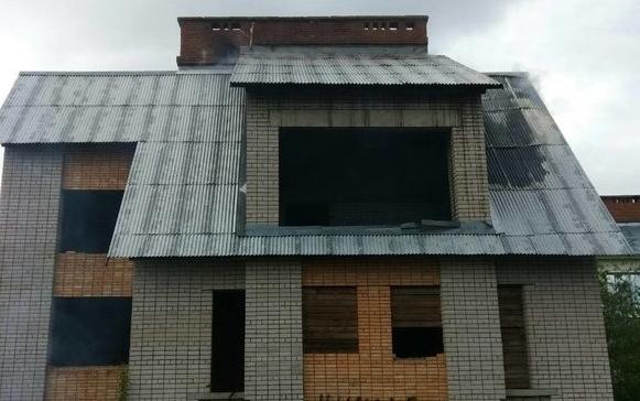 В Боево неизвестные подожгли недостроенный коттедж