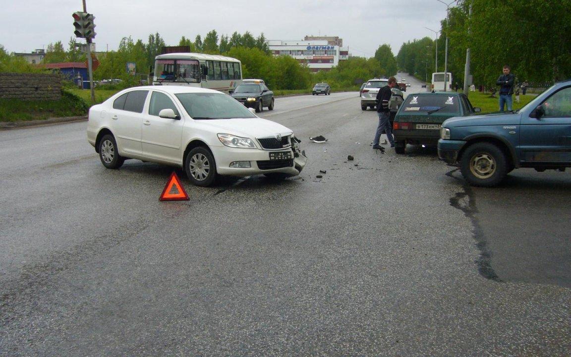 В Чепецке на улице Ленина Skoda Octavia протаранила «восьмерку»