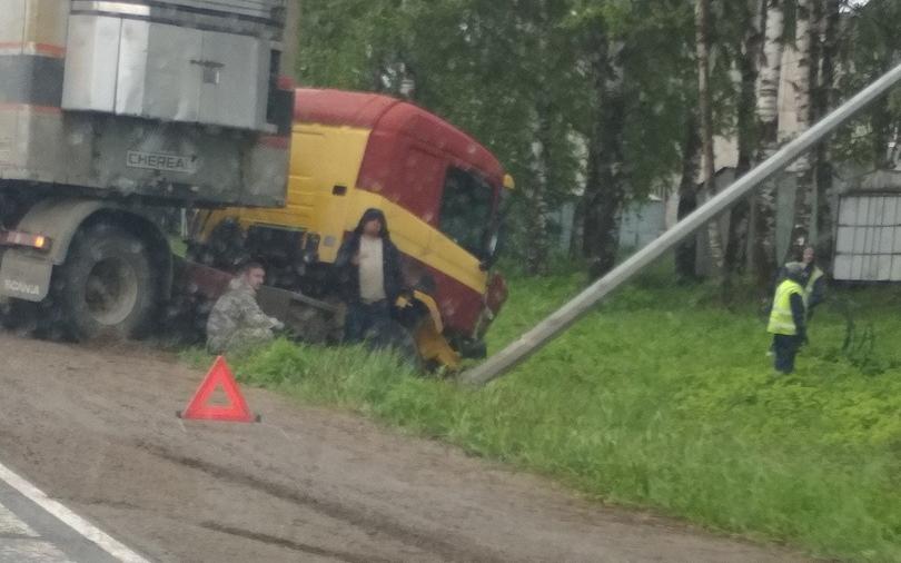 В Чепецком районе фура снесла столб и вылетела в кювет