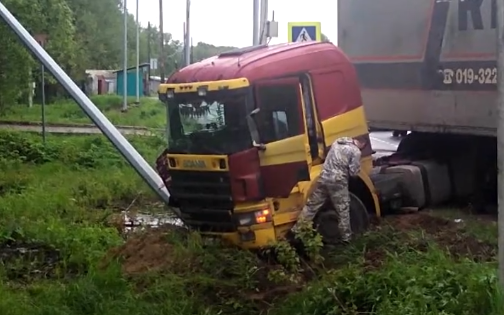 В Чепецком районе фура снесла столб: новые подробности ДТП