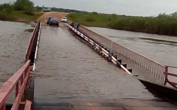 Чепчане продолжают ездить по полузатопленному мосту в Каринторфе