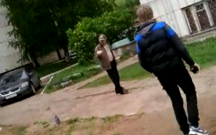 В Чепецке мужчина по просьбе подростков разбил окно кирпичом