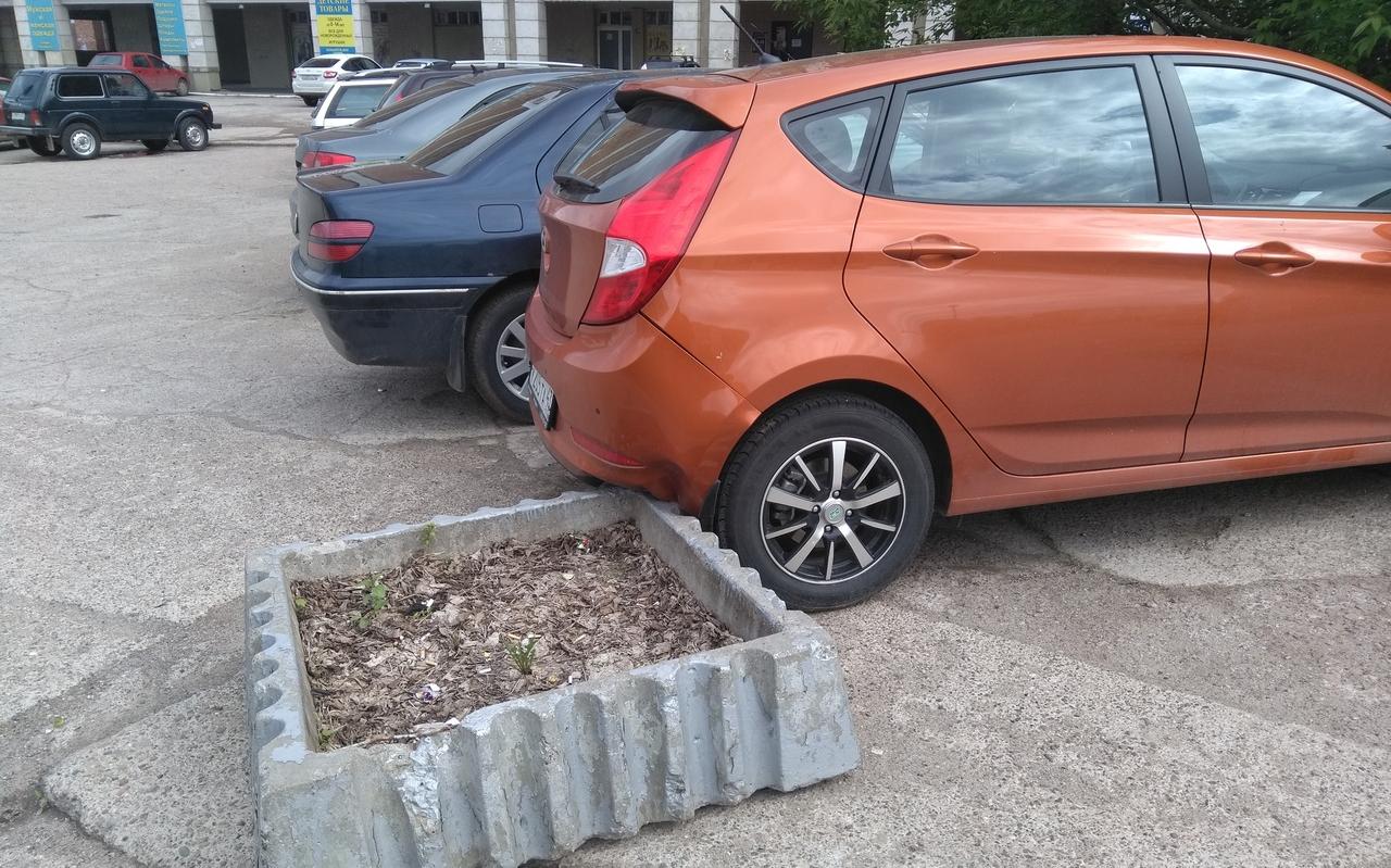 В Чепецке неизвестные бетонной клумбой «уценили» иномарку