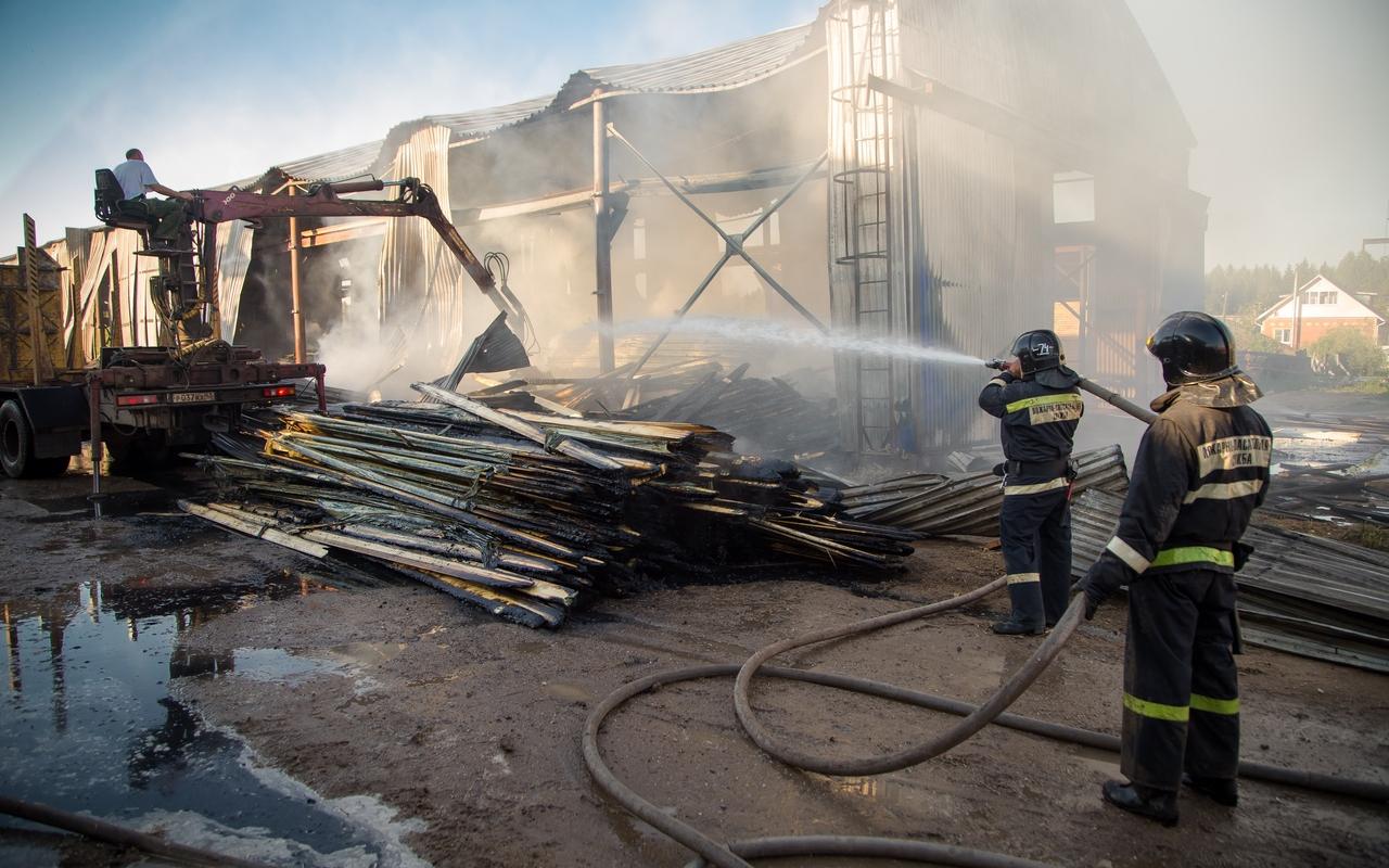 Видео: в Чепецком районе на ремзаводе произошел крупный пожар