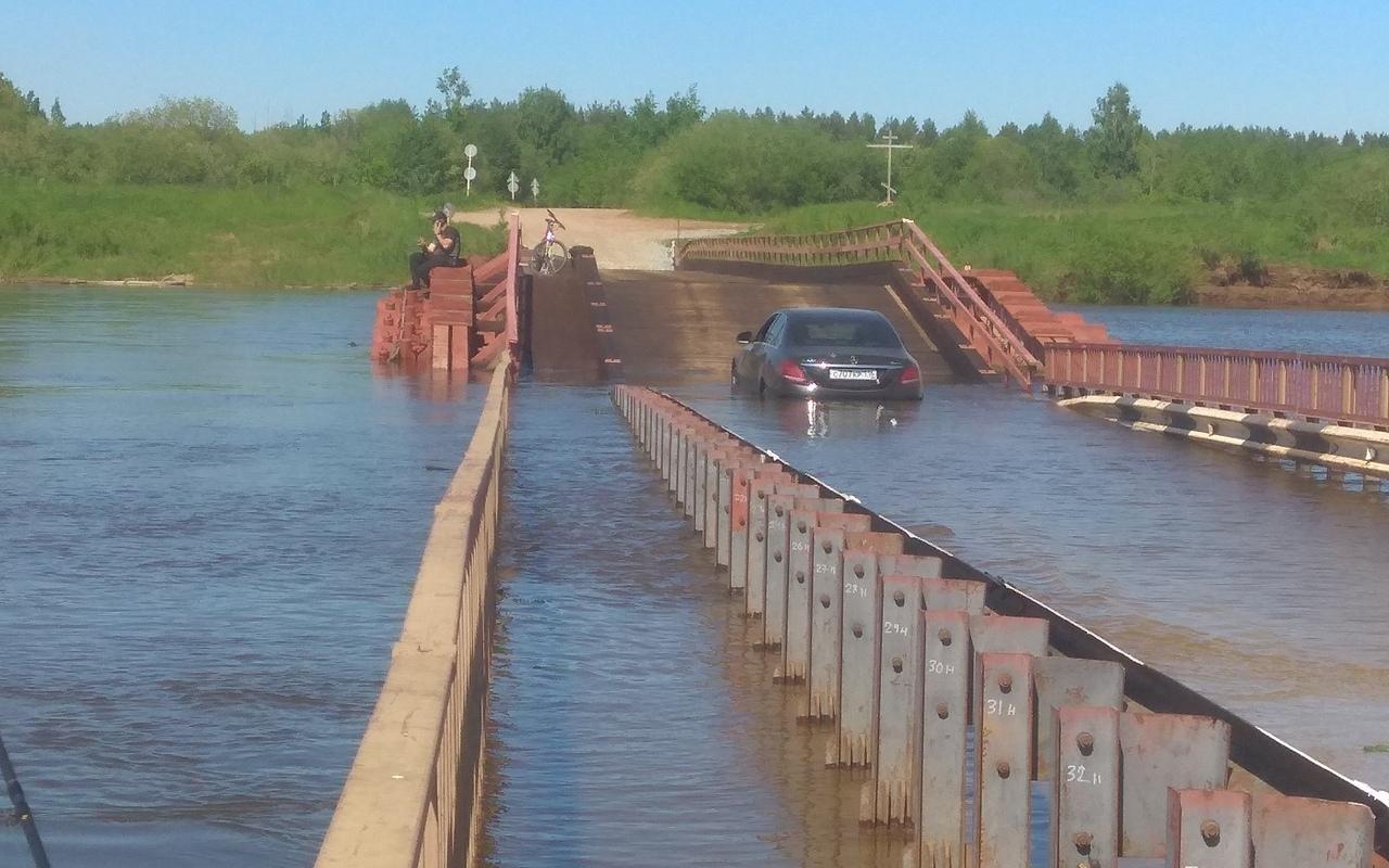 На мосту в Каринторфе владелец утопил Mercedes