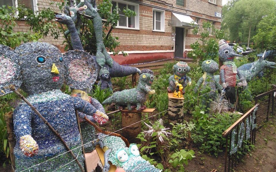 В чепецком дворе появились фигуры героев мультфильмов: мнения жильцов разошлись