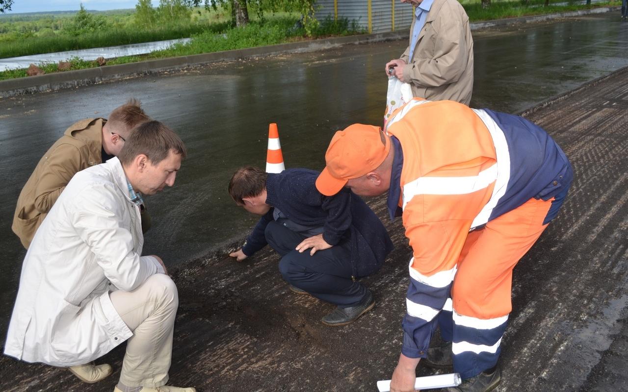 На Вятской набережной сняли участок со свежим асфальтом