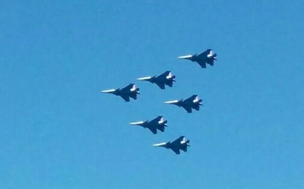 Видео: в Кирове прошел тренировочный полет истребителей группы "Русские витязи"